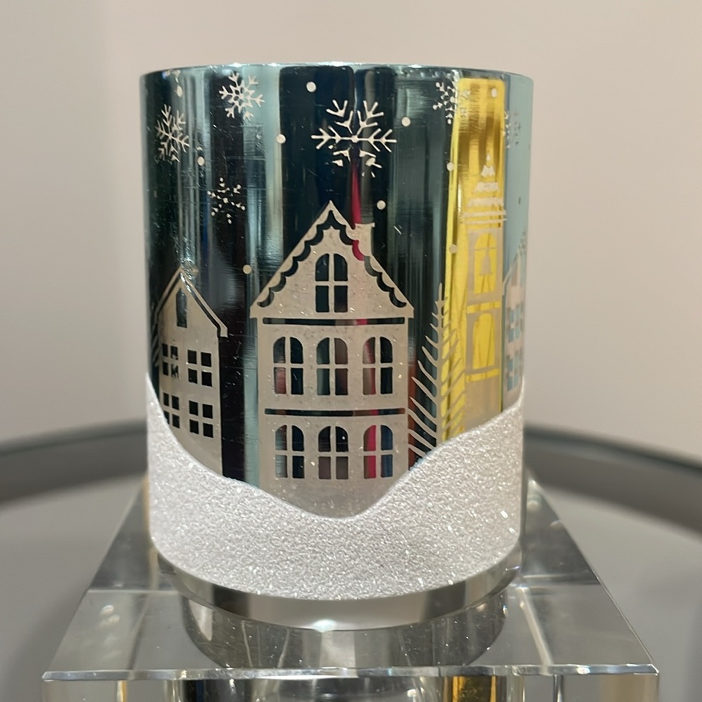 Bath & Body Works - Wallflower with a Winter Snow Scene - Picture 5 of 9